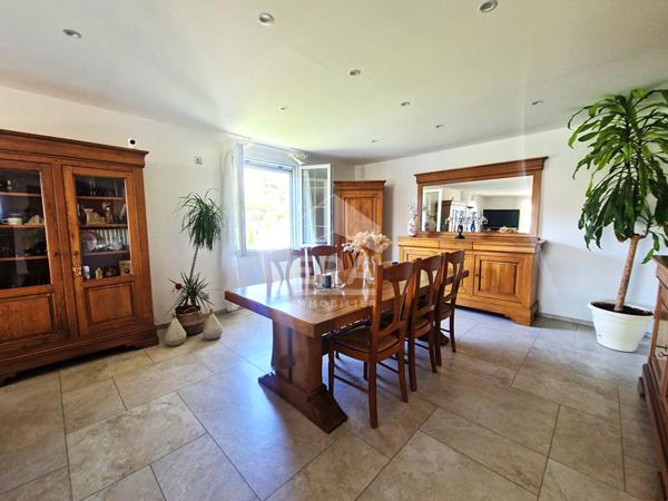 À vendre  Maison de plain-pied avec studio indépendant, piscine et prestations haut de gamme