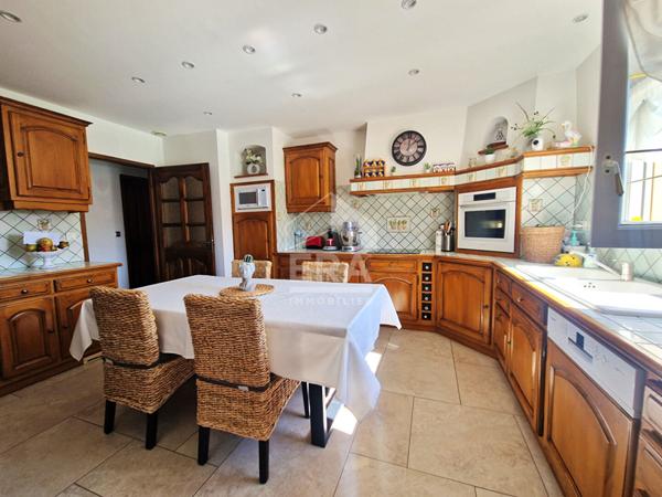 À vendre  Maison de plain-pied avec studio indépendant, piscine et prestations haut de gamme