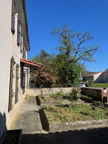 PROCHE DE NERAC DANS UN HAMEAU