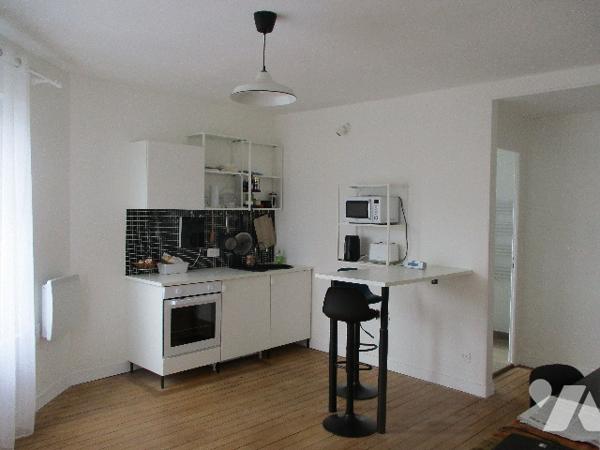 VOUZIERS, dans un immeuble en copropriété, un appartement de type F1 de 45 m² et 3 autres pièces