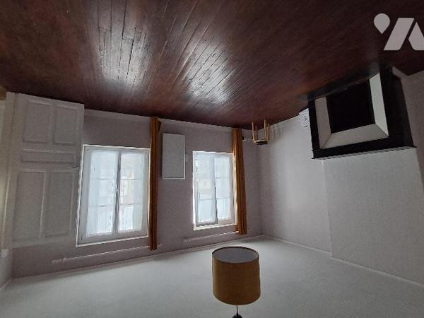 VOUZIERS, dans un immeuble en copropriété, un appartement de type F1 de 45 m² et 3 autres pièces