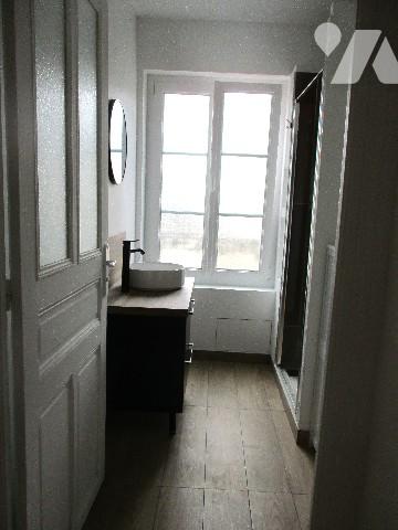 VOUZIERS, dans un immeuble en copropriété, un appartement de type F1 de 45 m² et 3 autres pièces