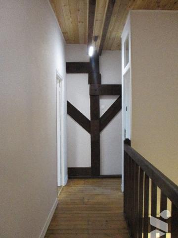 VOUZIERS, dans un immeuble en copropriété, un appartement de type F1 de 45 m² et 3 autres pièces