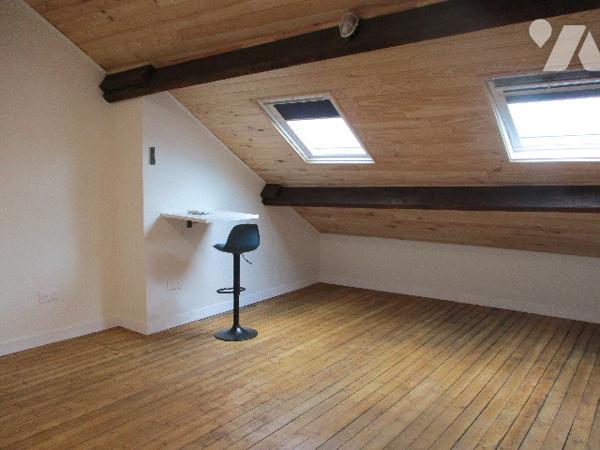 VOUZIERS, dans un immeuble en copropriété, un appartement de type F1 de 45 m² et 3 autres pièces