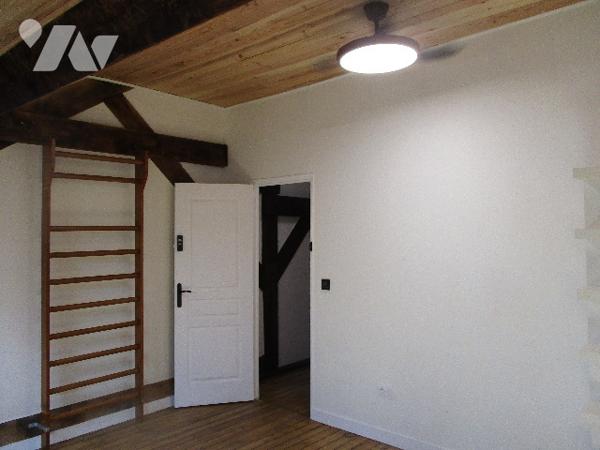 VOUZIERS, dans un immeuble en copropriété, un appartement de type F1 de 45 m² et 3 autres pièces