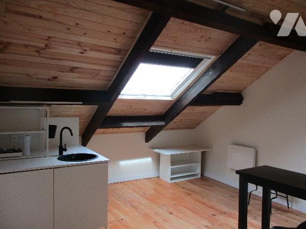 VOUZIERS, dans un immeuble en copropriété, un appartement de type F1 de 45 m² et 3 autres pièces