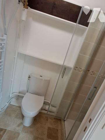 VOUZIERS, dans un immeuble en copropriété, un appartement de type F1 de 45 m² et 3 autres pièces