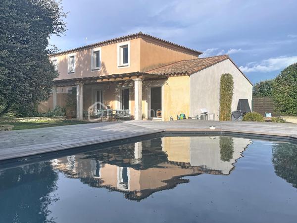 Située au cœur de l’environnement recherché des Hauts de Nîmes, au calme et à deux pas de la garrigue, je vous propose de découvrir cette maison de 98 m2.

Vous trouverez au rez de chaussée un espace de vie composé d’une cuisine équipée ouverte sur un coin repas et salon donnant sur une terrasse abritée d’une pergola.

A l’étage, un palier dessert vers 3 chambres, une salle de bain (baignoire, deux vasques et fenêtre) et des WC séparés.

Le terrain clos de 700m2 est arboré et très bien entretenu, (arrosage automatique) il présente une piscine semi enterrée avec des plages en bois dotées de spots lumineux, un terrain de boules, un chalet pour l’outillage et un espace potager.

Vous apprécierez le grand garage (possibilité d’une quatrième chambre ou un bureau).
Des toilettes à chaque niveau.

Prestations :Climatisation, double vitrage, Isolation et volets électriques.

Les plus : Une alarme dans la maison, portail automatique et vidéo surveillance dans la résidence.
Copropriété horizontale (175€/mois) pour votre consommation d'eau et l’entretien des communs très bien arborés.
Accès au terrain de tennis
Pour finir, le bus à l’entrée de la résidence, vous emmène en ville toutes les heures.