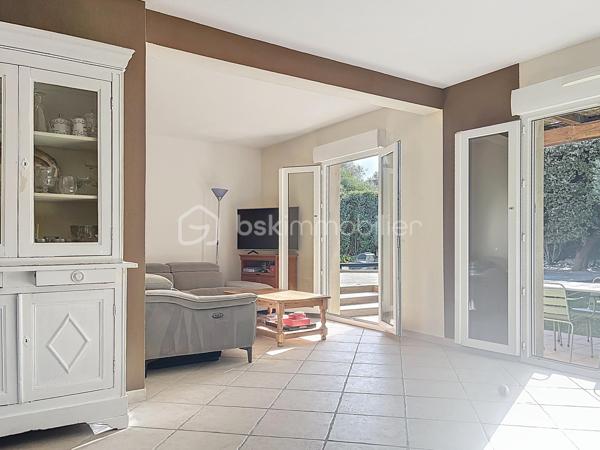 Située au cœur de l’environnement recherché des Hauts de Nîmes, au calme et à deux pas de la garrigue, je vous propose de découvrir cette maison de 98 m2.

Vous trouverez au rez de chaussée un espace de vie composé d’une cuisine équipée ouverte sur un coin repas et salon donnant sur une terrasse abritée d’une pergola.

A l’étage, un palier dessert vers 3 chambres, une salle de bain (baignoire, deux vasques et fenêtre) et des WC séparés.

Le terrain clos de 700m2 est arboré et très bien entretenu, (arrosage automatique) il présente une piscine semi enterrée avec des plages en bois dotées de spots lumineux, un terrain de boules, un chalet pour l’outillage et un espace potager.

Vous apprécierez le grand garage (possibilité d’une quatrième chambre ou un bureau).
Des toilettes à chaque niveau.

Prestations :Climatisation, double vitrage, Isolation et volets électriques.

Les plus : Une alarme dans la maison, portail automatique et vidéo surveillance dans la résidence.
Copropriété horizontale (175€/mois) pour votre consommation d'eau et l’entretien des communs très bien arborés.
Accès au terrain de tennis
Pour finir, le bus à l’entrée de la résidence, vous emmène en ville toutes les heures.