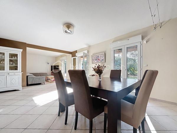 Située au cœur de l’environnement recherché des Hauts de Nîmes, au calme et à deux pas de la garrigue, je vous propose de découvrir cette maison de 98 m2.

Vous trouverez au rez de chaussée un espace de vie composé d’une cuisine équipée ouverte sur un coin repas et salon donnant sur une terrasse abritée d’une pergola.

A l’étage, un palier dessert vers 3 chambres, une salle de bain (baignoire, deux vasques et fenêtre) et des WC séparés.

Le terrain clos de 700m2 est arboré et très bien entretenu, (arrosage automatique) il présente une piscine semi enterrée avec des plages en bois dotées de spots lumineux, un terrain de boules, un chalet pour l’outillage et un espace potager.

Vous apprécierez le grand garage (possibilité d’une quatrième chambre ou un bureau).
Des toilettes à chaque niveau.

Prestations :Climatisation, double vitrage, Isolation et volets électriques.

Les plus : Une alarme dans la maison, portail automatique et vidéo surveillance dans la résidence.
Copropriété horizontale (175€/mois) pour votre consommation d'eau et l’entretien des communs très bien arborés.
Accès au terrain de tennis
Pour finir, le bus à l’entrée de la résidence, vous emmène en ville toutes les heures.