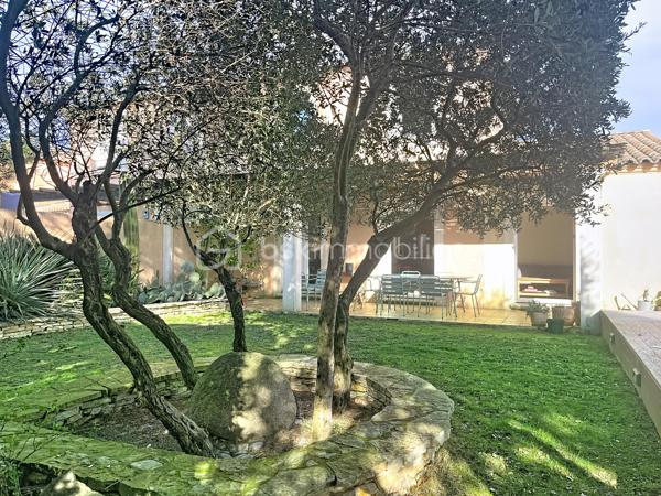 Située au cœur de l’environnement recherché des Hauts de Nîmes, au calme et à deux pas de la garrigue, je vous propose de découvrir cette maison de 98 m2.

Vous trouverez au rez de chaussée un espace de vie composé d’une cuisine équipée ouverte sur un coin repas et salon donnant sur une terrasse abritée d’une pergola.

A l’étage, un palier dessert vers 3 chambres, une salle de bain (baignoire, deux vasques et fenêtre) et des WC séparés.

Le terrain clos de 700m2 est arboré et très bien entretenu, (arrosage automatique) il présente une piscine semi enterrée avec des plages en bois dotées de spots lumineux, un terrain de boules, un chalet pour l’outillage et un espace potager.

Vous apprécierez le grand garage (possibilité d’une quatrième chambre ou un bureau).
Des toilettes à chaque niveau.

Prestations :Climatisation, double vitrage, Isolation et volets électriques.

Les plus : Une alarme dans la maison, portail automatique et vidéo surveillance dans la résidence.
Copropriété horizontale (175€/mois) pour votre consommation d'eau et l’entretien des communs très bien arborés.
Accès au terrain de tennis
Pour finir, le bus à l’entrée de la résidence, vous emmène en ville toutes les heures.
