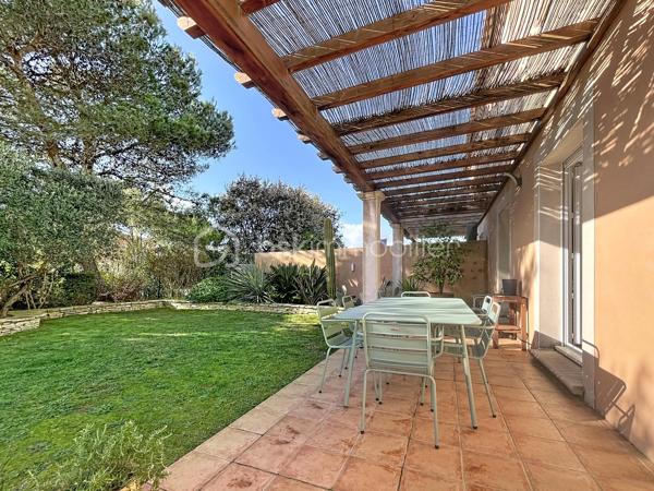 Située au cœur de l’environnement recherché des Hauts de Nîmes, au calme et à deux pas de la garrigue, je vous propose de découvrir cette maison de 98 m2.

Vous trouverez au rez de chaussée un espace de vie composé d’une cuisine équipée ouverte sur un coin repas et salon donnant sur une terrasse abritée d’une pergola.

A l’étage, un palier dessert vers 3 chambres, une salle de bain (baignoire, deux vasques et fenêtre) et des WC séparés.

Le terrain clos de 700m2 est arboré et très bien entretenu, (arrosage automatique) il présente une piscine semi enterrée avec des plages en bois dotées de spots lumineux, un terrain de boules, un chalet pour l’outillage et un espace potager.

Vous apprécierez le grand garage (possibilité d’une quatrième chambre ou un bureau).
Des toilettes à chaque niveau.

Prestations :Climatisation, double vitrage, Isolation et volets électriques.

Les plus : Une alarme dans la maison, portail automatique et vidéo surveillance dans la résidence.
Copropriété horizontale (175€/mois) pour votre consommation d'eau et l’entretien des communs très bien arborés.
Accès au terrain de tennis
Pour finir, le bus à l’entrée de la résidence, vous emmène en ville toutes les heures.