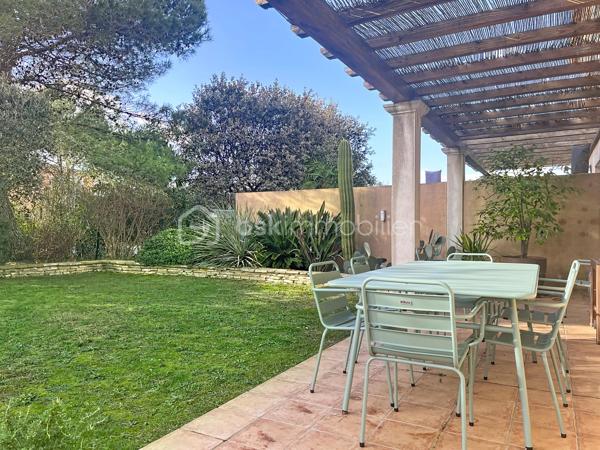 Située au cœur de l’environnement recherché des Hauts de Nîmes, au calme et à deux pas de la garrigue, je vous propose de découvrir cette maison de 98 m2.

Vous trouverez au rez de chaussée un espace de vie composé d’une cuisine équipée ouverte sur un coin repas et salon donnant sur une terrasse abritée d’une pergola.

A l’étage, un palier dessert vers 3 chambres, une salle de bain (baignoire, deux vasques et fenêtre) et des WC séparés.

Le terrain clos de 700m2 est arboré et très bien entretenu, (arrosage automatique) il présente une piscine semi enterrée avec des plages en bois dotées de spots lumineux, un terrain de boules, un chalet pour l’outillage et un espace potager.

Vous apprécierez le grand garage (possibilité d’une quatrième chambre ou un bureau).
Des toilettes à chaque niveau.

Prestations :Climatisation, double vitrage, Isolation et volets électriques.

Les plus : Une alarme dans la maison, portail automatique et vidéo surveillance dans la résidence.
Copropriété horizontale (175€/mois) pour votre consommation d'eau et l’entretien des communs très bien arborés.
Accès au terrain de tennis
Pour finir, le bus à l’entrée de la résidence, vous emmène en ville toutes les heures.