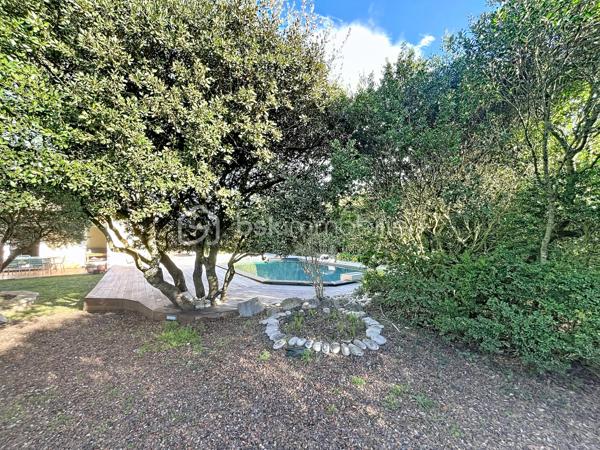 Située au cœur de l’environnement recherché des Hauts de Nîmes, au calme et à deux pas de la garrigue, je vous propose de découvrir cette maison de 98 m2.

Vous trouverez au rez de chaussée un espace de vie composé d’une cuisine équipée ouverte sur un coin repas et salon donnant sur une terrasse abritée d’une pergola.

A l’étage, un palier dessert vers 3 chambres, une salle de bain (baignoire, deux vasques et fenêtre) et des WC séparés.

Le terrain clos de 700m2 est arboré et très bien entretenu, (arrosage automatique) il présente une piscine semi enterrée avec des plages en bois dotées de spots lumineux, un terrain de boules, un chalet pour l’outillage et un espace potager.

Vous apprécierez le grand garage (possibilité d’une quatrième chambre ou un bureau).
Des toilettes à chaque niveau.

Prestations :Climatisation, double vitrage, Isolation et volets électriques.

Les plus : Une alarme dans la maison, portail automatique et vidéo surveillance dans la résidence.
Copropriété horizontale (175€/mois) pour votre consommation d'eau et l’entretien des communs très bien arborés.
Accès au terrain de tennis
Pour finir, le bus à l’entrée de la résidence, vous emmène en ville toutes les heures.