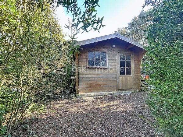 Située au cœur de l’environnement recherché des Hauts de Nîmes, au calme et à deux pas de la garrigue, je vous propose de découvrir cette maison de 98 m2.

Vous trouverez au rez de chaussée un espace de vie composé d’une cuisine équipée ouverte sur un coin repas et salon donnant sur une terrasse abritée d’une pergola.

A l’étage, un palier dessert vers 3 chambres, une salle de bain (baignoire, deux vasques et fenêtre) et des WC séparés.

Le terrain clos de 700m2 est arboré et très bien entretenu, (arrosage automatique) il présente une piscine semi enterrée avec des plages en bois dotées de spots lumineux, un terrain de boules, un chalet pour l’outillage et un espace potager.

Vous apprécierez le grand garage (possibilité d’une quatrième chambre ou un bureau).
Des toilettes à chaque niveau.

Prestations :Climatisation, double vitrage, Isolation et volets électriques.

Les plus : Une alarme dans la maison, portail automatique et vidéo surveillance dans la résidence.
Copropriété horizontale (175€/mois) pour votre consommation d'eau et l’entretien des communs très bien arborés.
Accès au terrain de tennis
Pour finir, le bus à l’entrée de la résidence, vous emmène en ville toutes les heures.