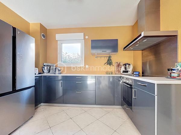 Située au cœur de l’environnement recherché des Hauts de Nîmes, au calme et à deux pas de la garrigue, je vous propose de découvrir cette maison de 98 m2.

Vous trouverez au rez de chaussée un espace de vie composé d’une cuisine équipée ouverte sur un coin repas et salon donnant sur une terrasse abritée d’une pergola.

A l’étage, un palier dessert vers 3 chambres, une salle de bain (baignoire, deux vasques et fenêtre) et des WC séparés.

Le terrain clos de 700m2 est arboré et très bien entretenu, (arrosage automatique) il présente une piscine semi enterrée avec des plages en bois dotées de spots lumineux, un terrain de boules, un chalet pour l’outillage et un espace potager.

Vous apprécierez le grand garage (possibilité d’une quatrième chambre ou un bureau).
Des toilettes à chaque niveau.

Prestations :Climatisation, double vitrage, Isolation et volets électriques.

Les plus : Une alarme dans la maison, portail automatique et vidéo surveillance dans la résidence.
Copropriété horizontale (175€/mois) pour votre consommation d'eau et l’entretien des communs très bien arborés.
Accès au terrain de tennis
Pour finir, le bus à l’entrée de la résidence, vous emmène en ville toutes les heures.