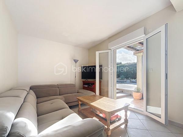 Située au cœur de l’environnement recherché des Hauts de Nîmes, au calme et à deux pas de la garrigue, je vous propose de découvrir cette maison de 98 m2.

Vous trouverez au rez de chaussée un espace de vie composé d’une cuisine équipée ouverte sur un coin repas et salon donnant sur une terrasse abritée d’une pergola.

A l’étage, un palier dessert vers 3 chambres, une salle de bain (baignoire, deux vasques et fenêtre) et des WC séparés.

Le terrain clos de 700m2 est arboré et très bien entretenu, (arrosage automatique) il présente une piscine semi enterrée avec des plages en bois dotées de spots lumineux, un terrain de boules, un chalet pour l’outillage et un espace potager.

Vous apprécierez le grand garage (possibilité d’une quatrième chambre ou un bureau).
Des toilettes à chaque niveau.

Prestations :Climatisation, double vitrage, Isolation et volets électriques.

Les plus : Une alarme dans la maison, portail automatique et vidéo surveillance dans la résidence.
Copropriété horizontale (175€/mois) pour votre consommation d'eau et l’entretien des communs très bien arborés.
Accès au terrain de tennis
Pour finir, le bus à l’entrée de la résidence, vous emmène en ville toutes les heures.