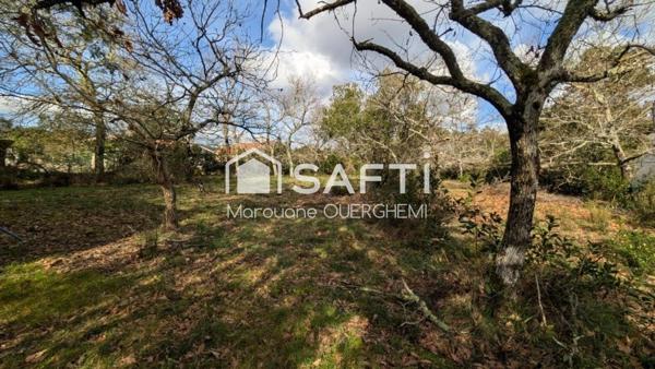 TERRAIN CONSTRUCTIBLE 1100 M² , EMPLACEMENT RECHERCHÉ PROCHE BASSIN ET COMMODITÉS.