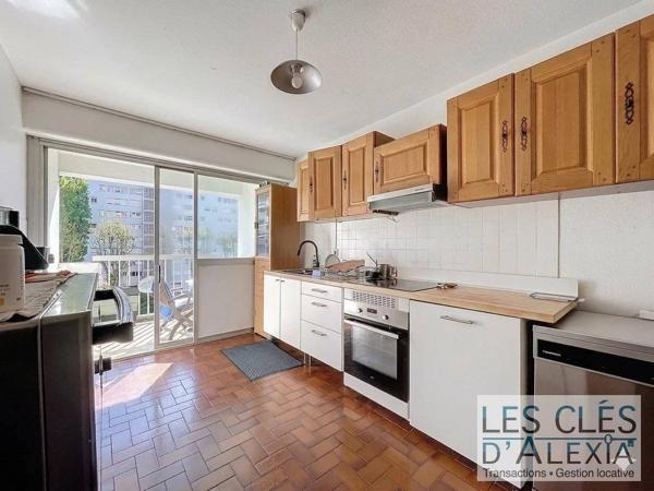 Appartement T4 traversant et lumineux de 82 m² avec balcon, garage et cave – Résidence sécurisée avec ascenseur