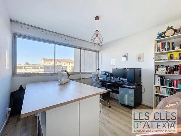 Appartement T4 traversant et lumineux de 82 m² avec balcon, garage et cave – Résidence sécurisée avec ascenseur