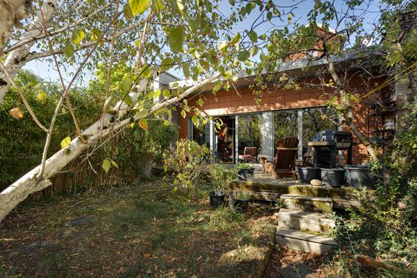 Maison années 20 avec son extension et son jardin proche du centre