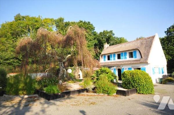 Moëlan sur Mer, chaumière rénovée, dans un village au calme, composée comme suit:Rez-de-chaussé...