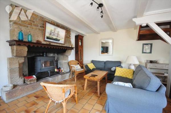 Moëlan sur Mer, chaumière rénovée, dans un village au calme, composée comme suit:Rez-de-chaussé...