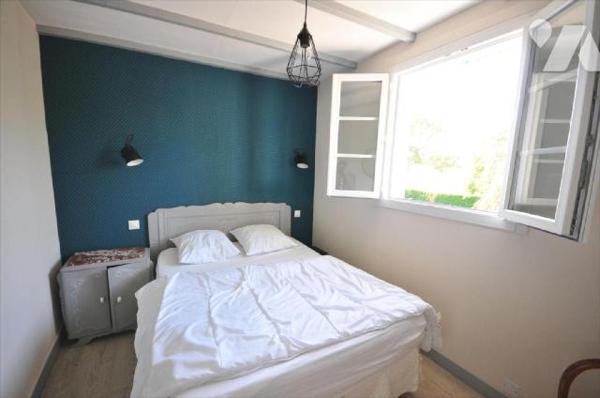 Moëlan sur Mer, chaumière rénovée, dans un village au calme, composée comme suit:Rez-de-chaussé...