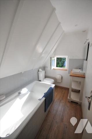 Moëlan sur Mer, chaumière rénovée, dans un village au calme, composée comme suit:Rez-de-chaussé...