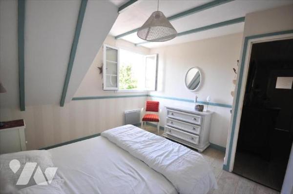 Moëlan sur Mer, chaumière rénovée, dans un village au calme, composée comme suit:Rez-de-chaussé...