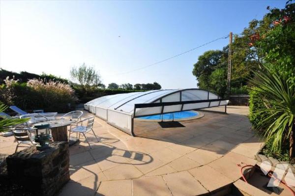 Moëlan sur Mer, chaumière rénovée, dans un village au calme, composée comme suit:Rez-de-chaussé...