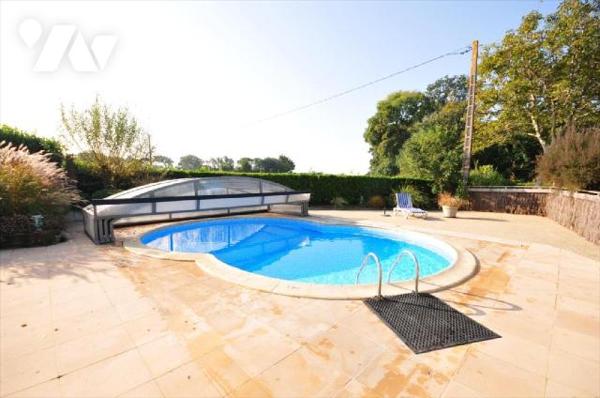 Moëlan sur Mer, chaumière rénovée, dans un village au calme, composée comme suit:Rez-de-chaussé...