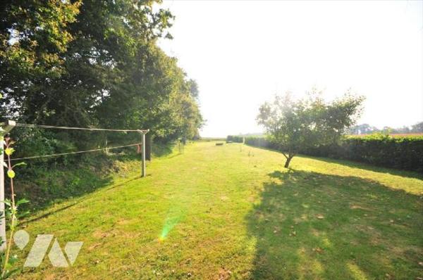 Moëlan sur Mer, chaumière rénovée, dans un village au calme, composée comme suit:Rez-de-chaussé...