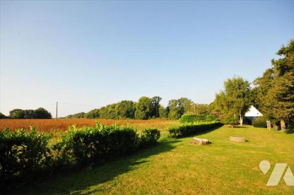 Moëlan sur Mer, chaumière rénovée, dans un village au calme, composée comme suit:Rez-de-chaussé...