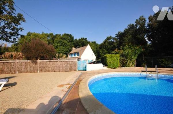 Moëlan sur Mer, chaumière rénovée, dans un village au calme, composée comme suit:Rez-de-chaussé...