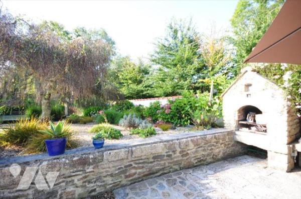 Moëlan sur Mer, chaumière rénovée, dans un village au calme, composée comme suit:Rez-de-chaussé...