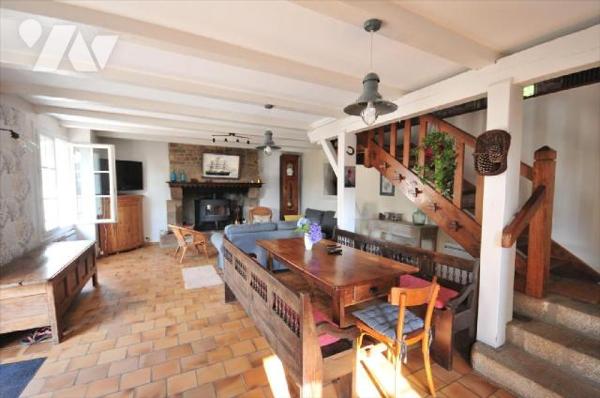 Moëlan sur Mer, chaumière rénovée, dans un village au calme, composée comme suit:Rez-de-chaussé...