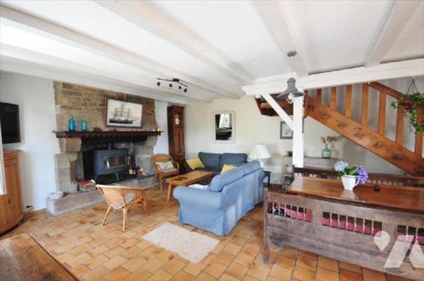 Moëlan sur Mer, chaumière rénovée, dans un village au calme, composée comme suit:Rez-de-chaussé...