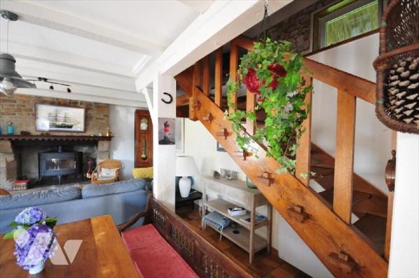 Moëlan sur Mer, chaumière rénovée, dans un village au calme, composée comme suit:Rez-de-chaussé...