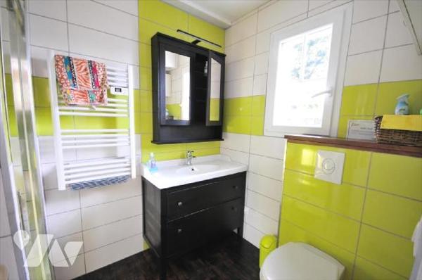 Moëlan sur Mer, chaumière rénovée, dans un village au calme, composée comme suit:Rez-de-chaussé...