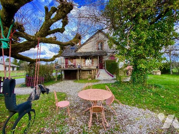 Maison en pierres, briques et parpaings, couverte en ardoises de Traversac, un cabanon et jardin.