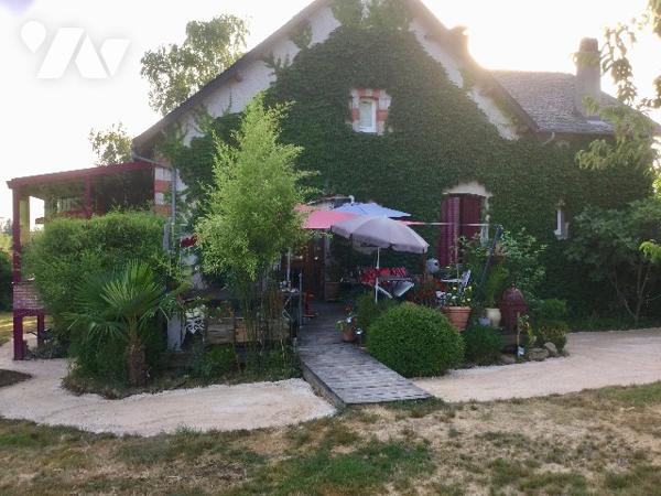 Maison en pierres, briques et parpaings, couverte en ardoises de Traversac, un cabanon et jardin.