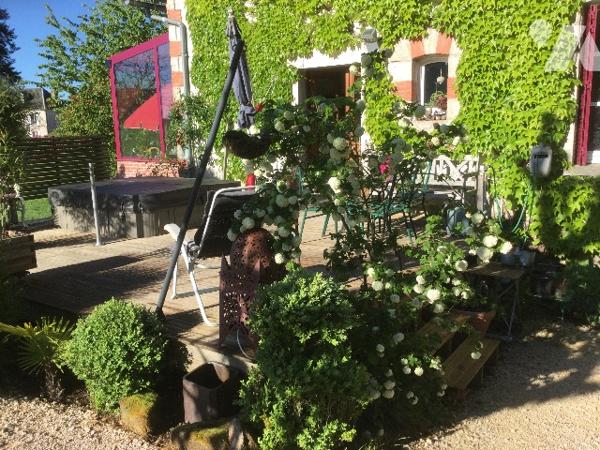 Maison en pierres, briques et parpaings, couverte en ardoises de Traversac, un cabanon et jardin.