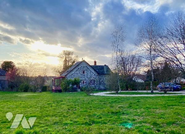 Maison en pierres, briques et parpaings, couverte en ardoises de Traversac, un cabanon et jardin.