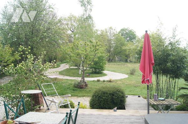 Maison en pierres, briques et parpaings, couverte en ardoises de Traversac, un cabanon et jardin.