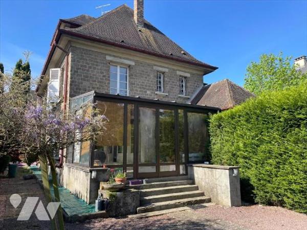 Condé en Normandie Plein centre ville. Maison familiale sur terrain de 902m² et comprenant : Au...