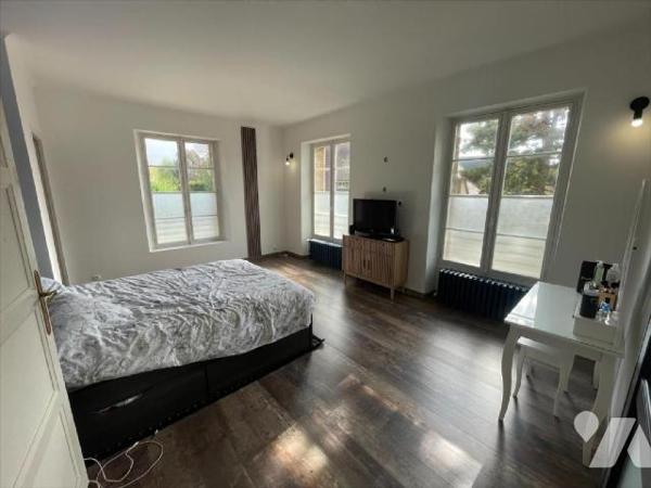 Condé en Normandie Plein centre ville. Maison familiale sur terrain de 902m² et comprenant : Au...