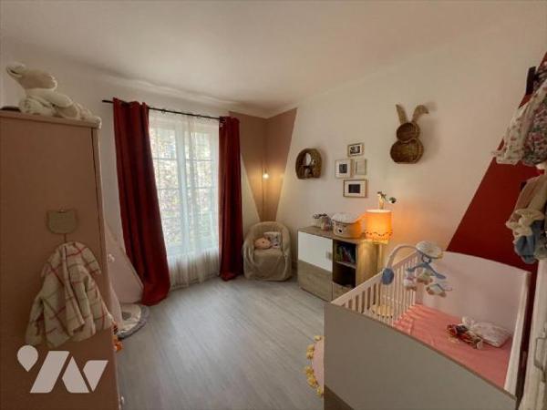 Condé en Normandie Plein centre ville. Maison familiale sur terrain de 902m² et comprenant : Au...