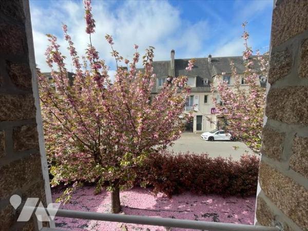 Condé en Normandie Plein centre ville. Maison familiale sur terrain de 902m² et comprenant : Au...