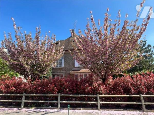 Condé en Normandie Plein centre ville. Maison familiale sur terrain de 902m² et comprenant : Au...